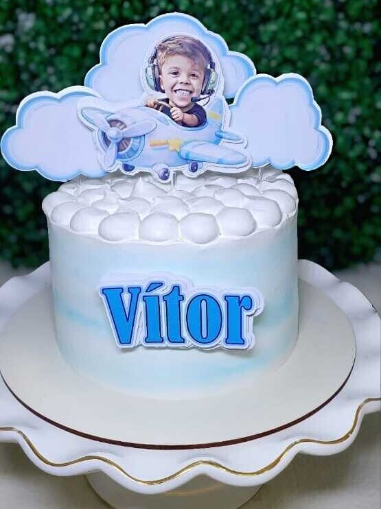 Bolo azul tema aviãozinho com topo personalizado com foto