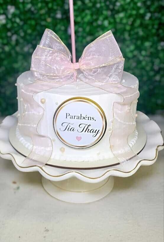 Bolo branco com laço de organza rosa e placa personalizada