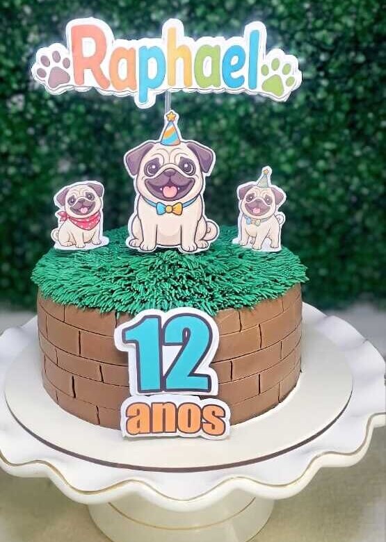 Bolo tema pug com grama de chantilly e parede de tijolinhos