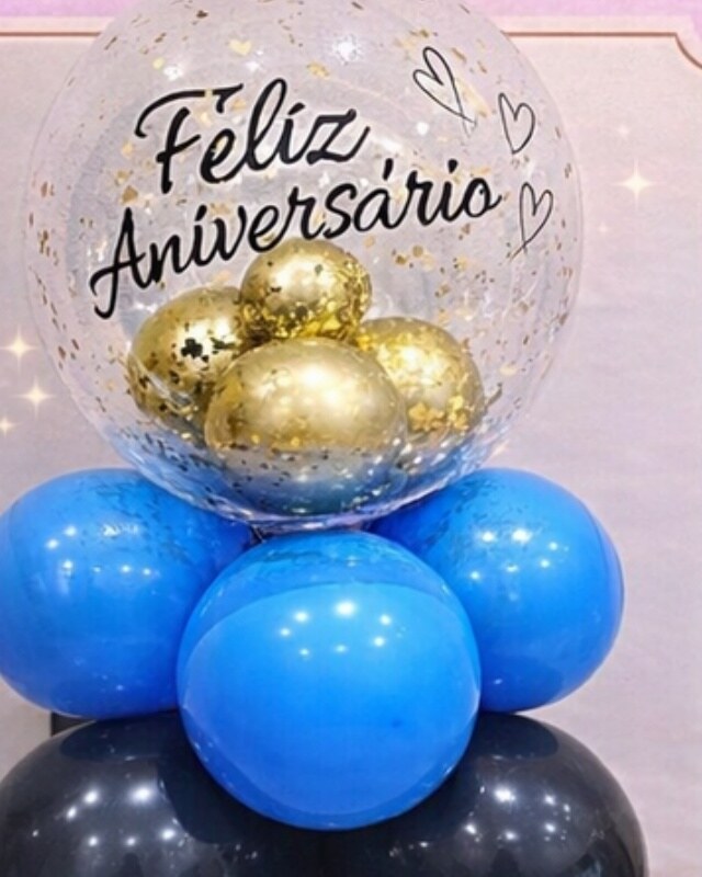 Arranjo de balões personalizado azul e dourado com mensagem de aniversário