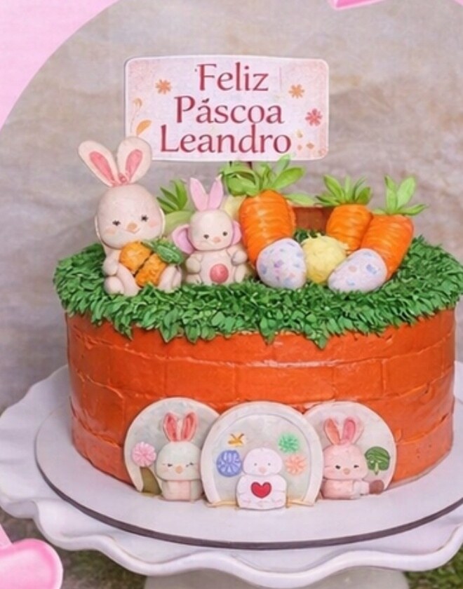 Bolo de Páscoa com coelhinhos, cenouras e ovinhos decorados