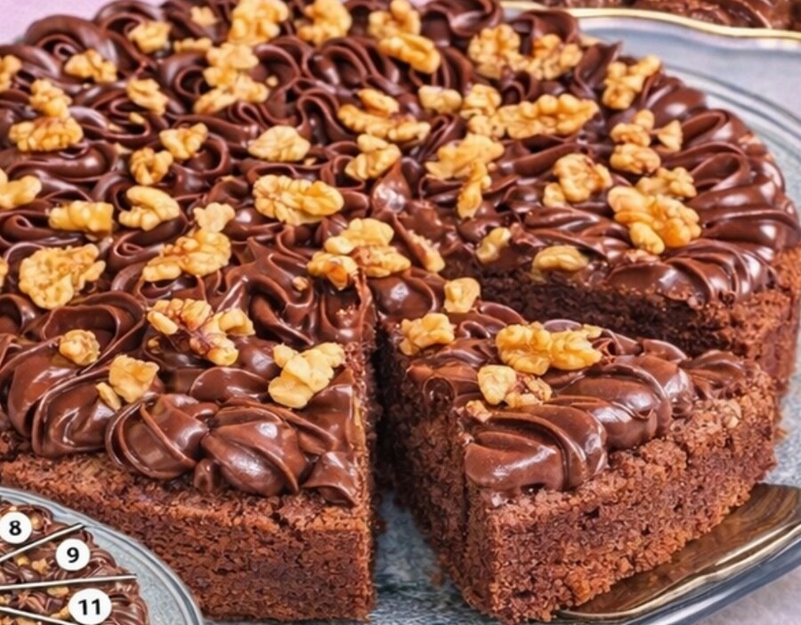 Brownie Tentação inteiro coberto com brigadeiro e nozes crocantes