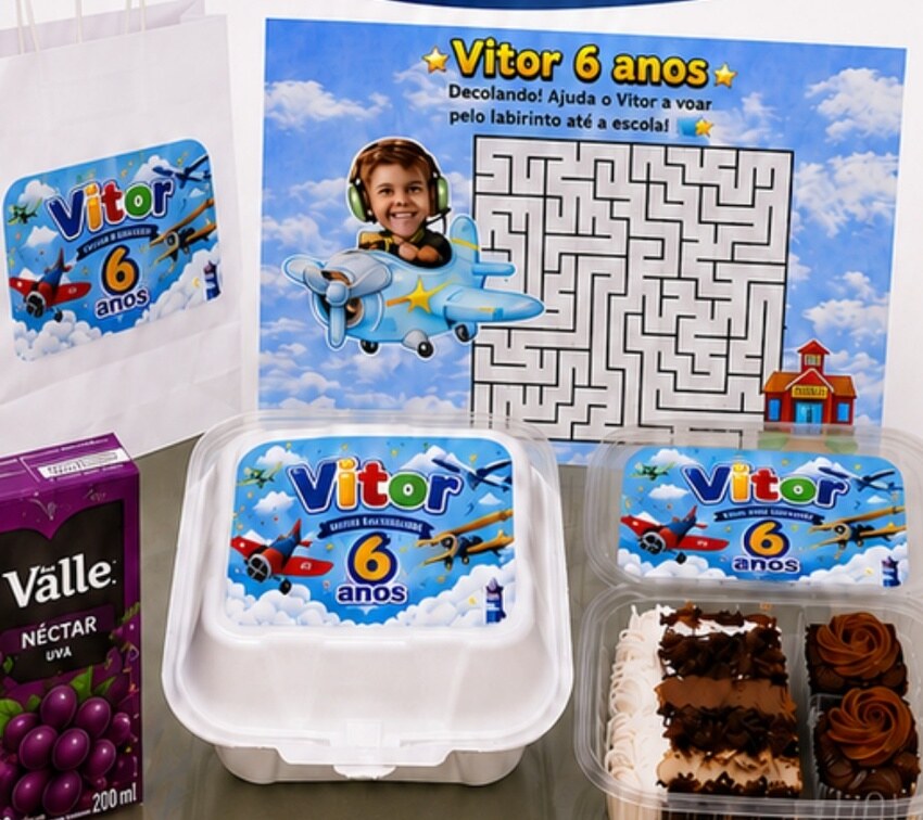 Kit sacolinha personalizado com bolo, brownies, salgados, suco e jogo americano