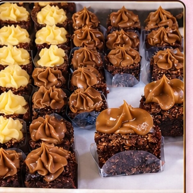 Bandeja de mini brownies com coberturas variadas