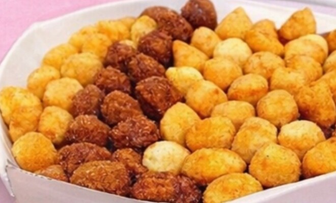 Travessa com salgados variados fritos para festa